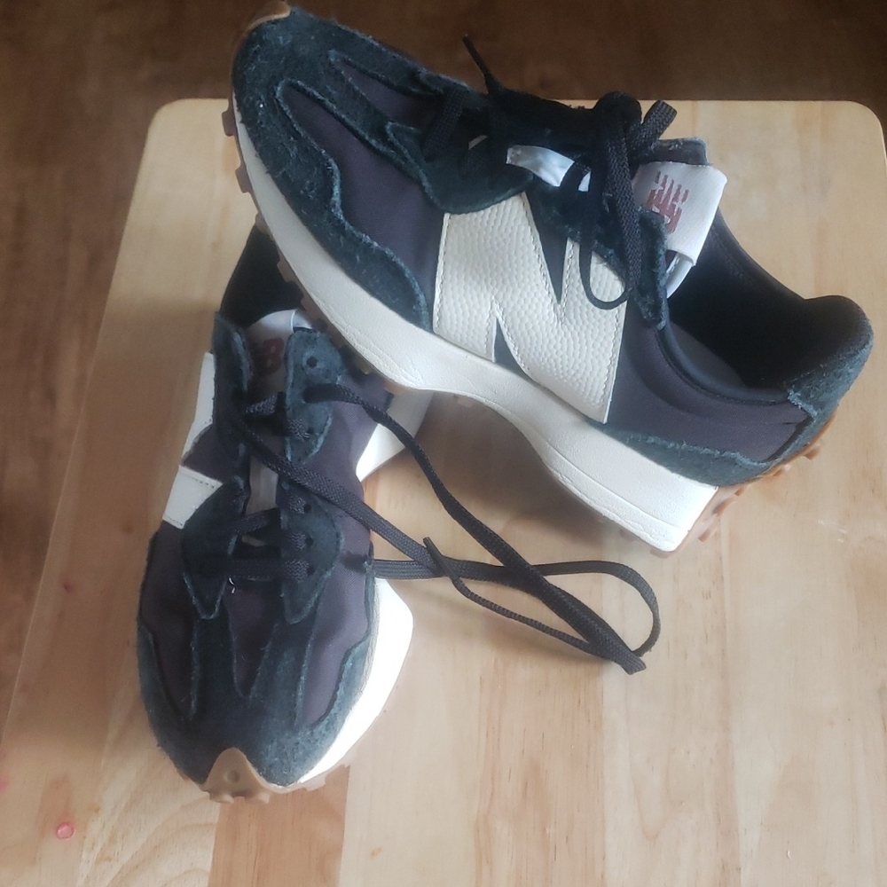 New Balance Men's Black and White Sneakers
